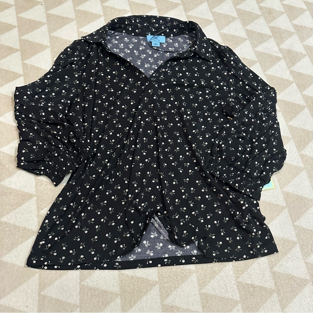 Cece black daisy print vneck collared blouse